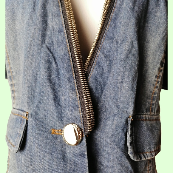 washed denim V-neck,  short-sleeved top - Picture 4 of 4